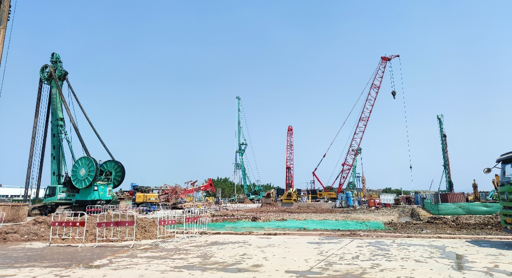 金泰抓鉆銑設(shè)備馬力全開，匯戰(zhàn)“羊城花冠”白云機場T3航站樓